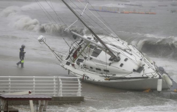 Тайфун «Тапа» обрушился на Окинаву: 12 человек ранены, 32 тыс. домов обесточены
