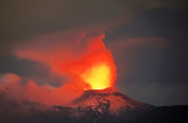 Сицилийский вулкан Этна усилил выброс пепла и лавы