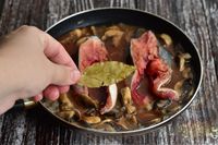 Горбуша, тушенная в томатном соусе с грибами