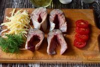 Рыба с помидорами и сыром, запеченная в фольге