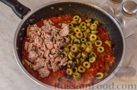 Паста в томатном соусе с тунцом и оливками