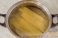 Паста в томатном соусе с тунцом и оливками