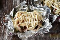 Рыба с помидорами и сыром, запеченная в фольге