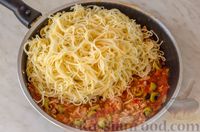 Паста в томатном соусе с тунцом и оливками