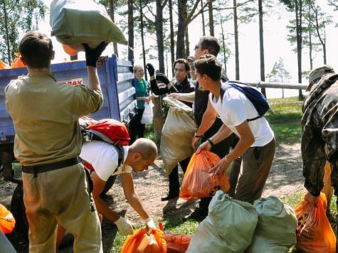 Волонтеры убирали мусор на Байкале после лекции природоохранной прокуратуры
