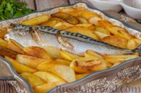 Скумбрия, запечённая с картофелем, помидорами и сладким перцем