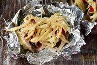 Рыба с помидорами и сыром, запеченная в фольге