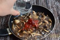 Горбуша, тушенная в томатном соусе с грибами
