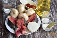 Горбуша, тушенная в томатном соусе с грибами